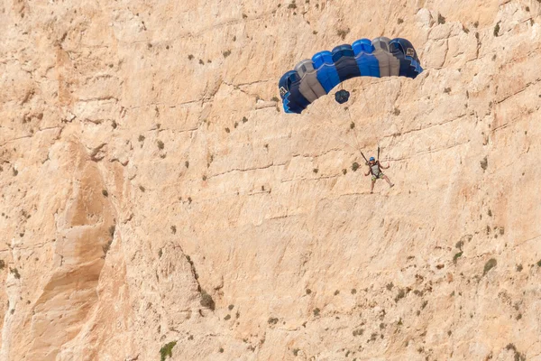 Salto de base en la playa naufragio de la isla de Zakynthos —  Fotos de Stock