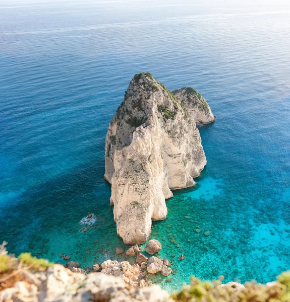 Pequeña isla mizithres en la isla zante — Foto de Stock