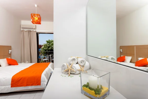 Chambre aux couleurs d'un hôtel moderne de luxe — Photo