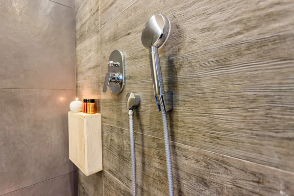 Moderna casa de banho de luxo com decoração elegante — Fotografia de Stock