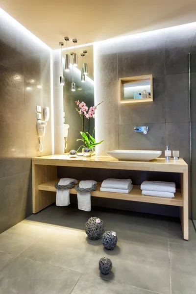 Modern lüks banyo şık dekorasyonu ile