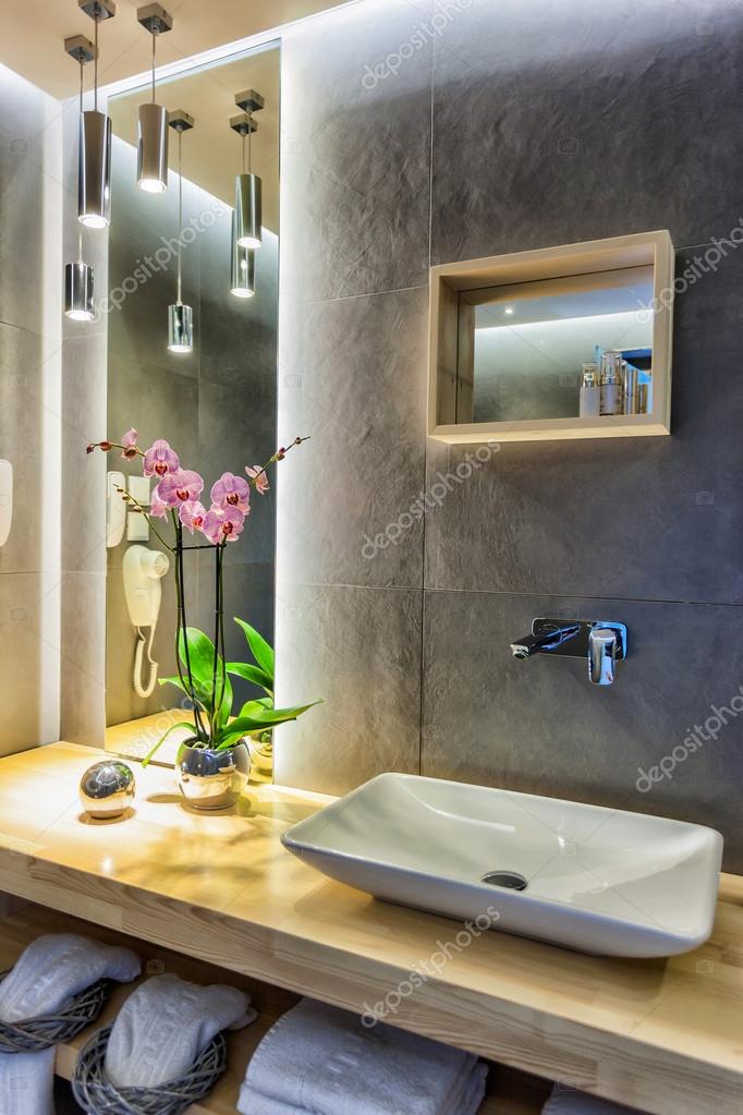 Modern luxus fürdÅszoba elegáns dÃszÃtéssel — stock fotó © smoxx ... Fürdőszoba díszítés
