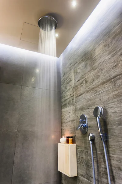 Moderna casa de banho de luxo com decoração elegante — Fotografia de Stock