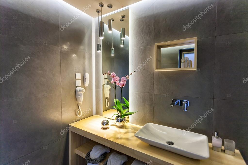 Moderne Luxus-Badezimmer mit stilvollen Dekoration ... Moderne Luxus-Badezimmer mit stilvollen Dekoration ...