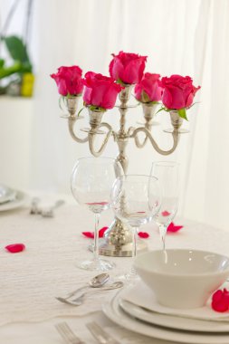 Çiçekli düğün masası