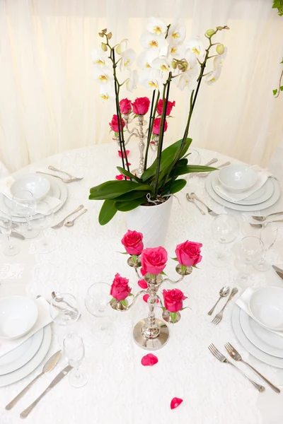 꽃이 달린 웨딩 테이블 — 스톡 사진