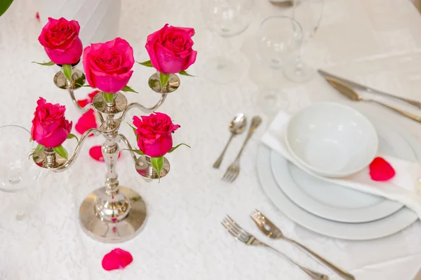 Mesa de casamento com flores — Fotografia de Stock