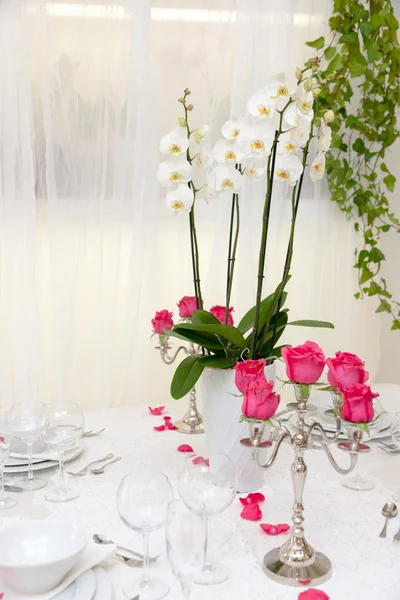 Mesa de casamento com flores — Fotografia de Stock