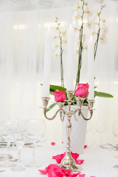 Весільний стіл з квітами — стокове фото