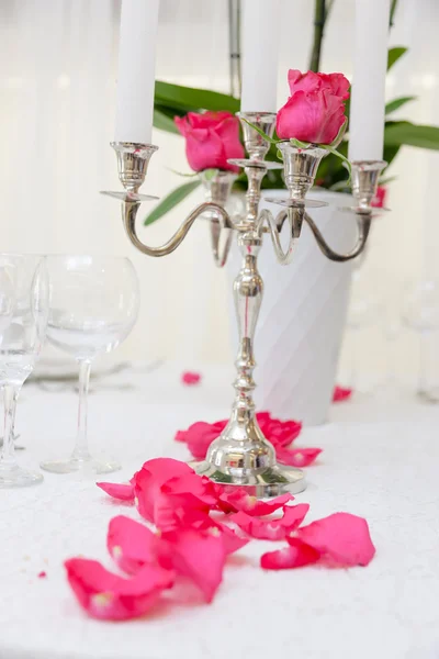 Table de mariage avec des fleurs — Photo