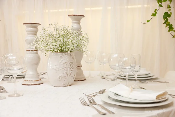 Bruiloft tafel met bloemen — Stockfoto