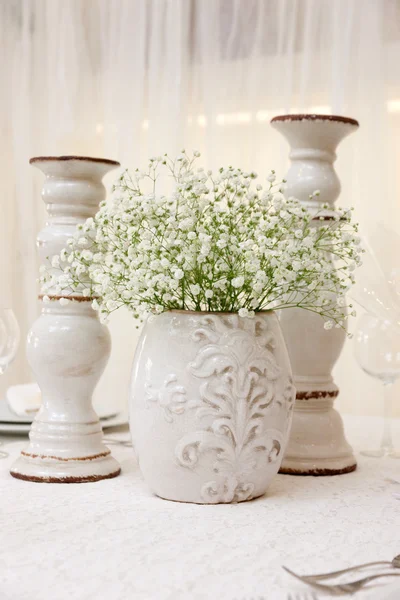 Stół weselny z kwiatami — Zdjęcie stockowe