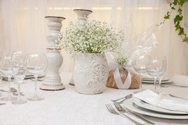 Hochzeitstisch mit Blumen — Stockfoto
