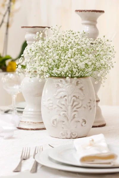 Table de mariage avec des fleurs — Photo