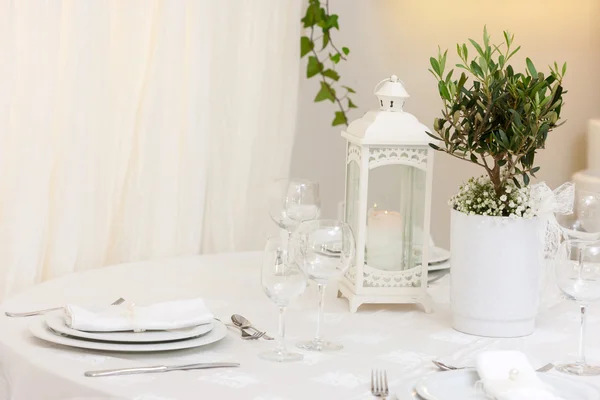 Mesa de boda con flores — Foto de Stock