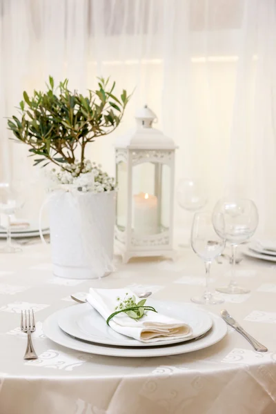 Table de mariage avec des fleurs — Photo