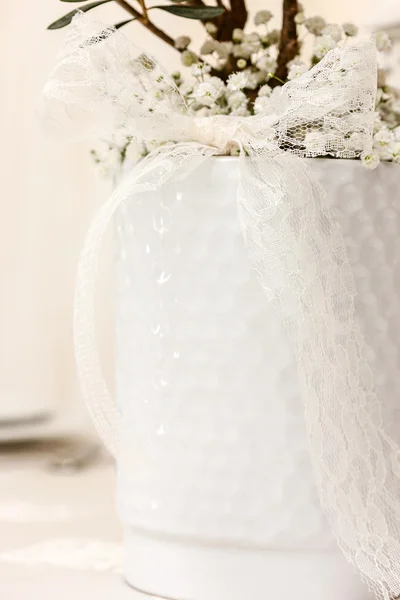 Mesa de casamento com flores — Fotografia de Stock