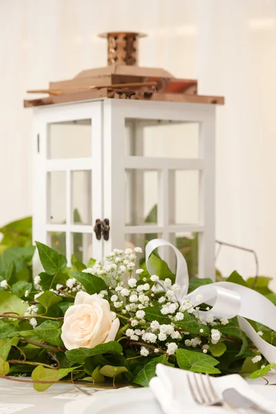 Stół weselny z kwiatami — Zdjęcie stockowe