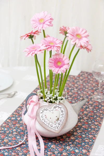 Mesa de boda con flores — Foto de Stock