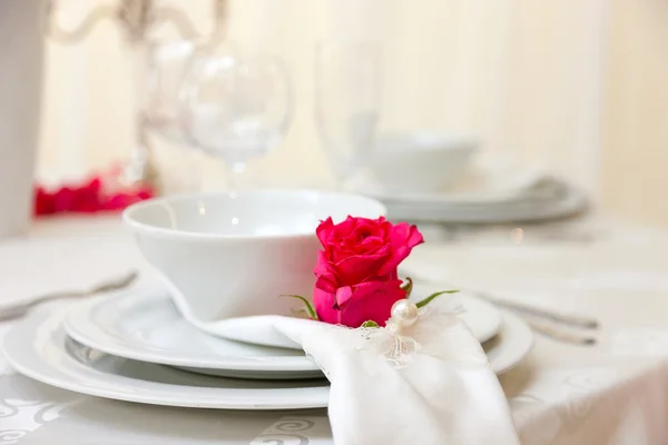 Table de mariage avec des fleurs — Photo