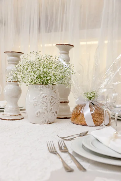 Mesa de boda con flores — Foto de Stock