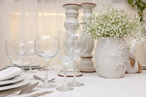 Bruiloft tafel met bloemen — Stockfoto