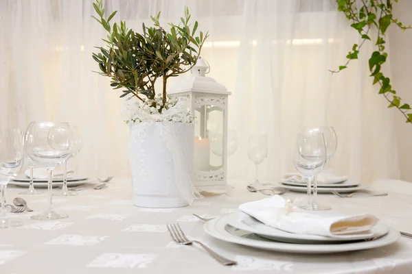 Esküvői asztal virágokkal — Stock Fotó
