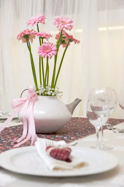 Mesa de boda con flores — Foto de Stock