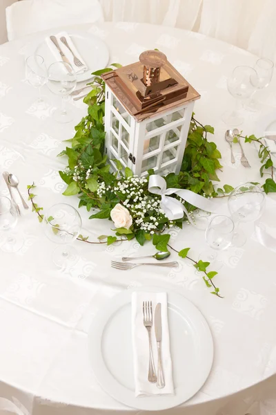 Hochzeitstisch mit Blumen — Stockfoto