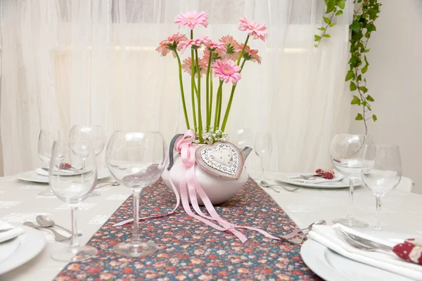 Mesa de boda con flores —  Fotos de Stock