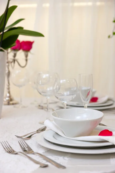 Весільний стіл з квітами — стокове фото