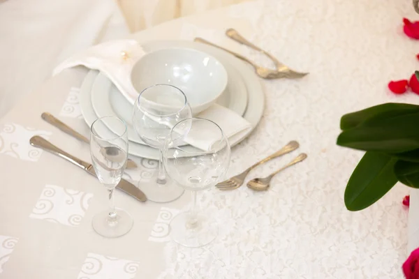 Esküvői asztal virágokkal — Stock Fotó