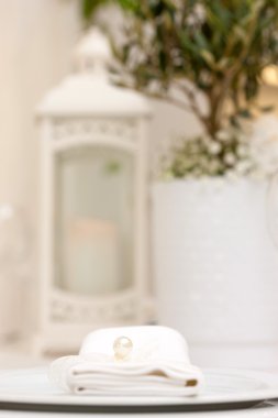 Çiçekli düğün masası