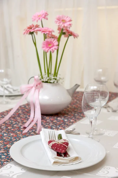 Table de mariage avec des fleurs — Photo