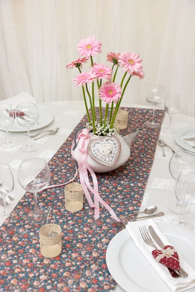 Table de mariage avec des fleurs — Photo