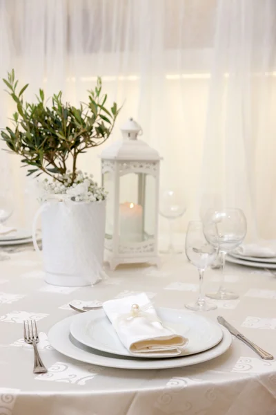 Mesa de boda con flores — Foto de Stock