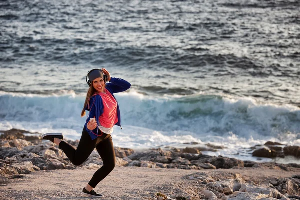 Ragazza con le cuffie in spiaggia — Foto Stock