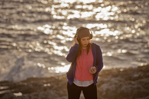 समुद्र तट वर हेडफोन्स मुलगी — स्टॉक फोटो, इमेज