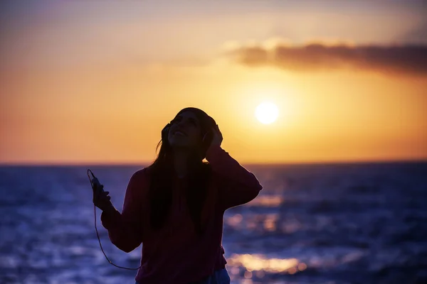 Girl with headphones at the beach — Stock Photo, Image