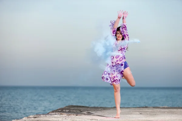 Belle jeune fille dansant avec des couleurs — Photo