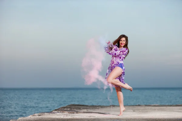 Vacker ung flicka dansa med färger — Stockfoto