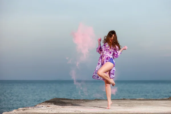 Hermosa joven bailando con colores — Foto de Stock