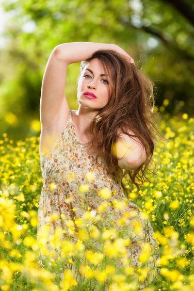 Красива молода дівчина серед жовтих квітів — стокове фото