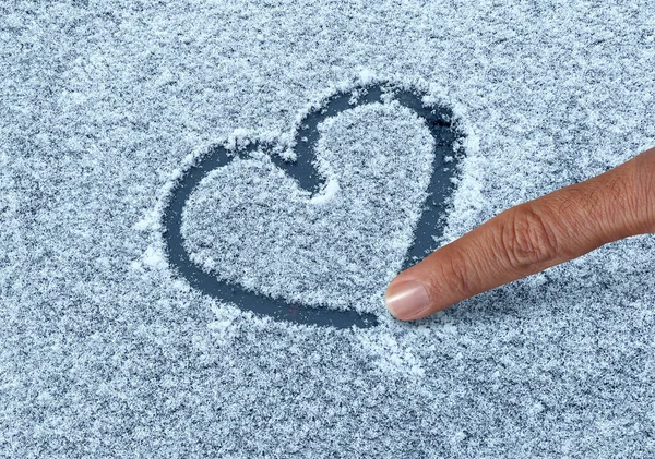 Desenhar Coração Neve Com Dedo Como Símbolo Amor Inverno Divertido — Fotografia de Stock