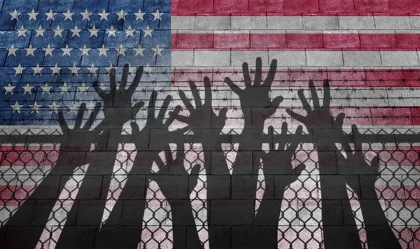 不法移民や移民に関する社会問題として アメリカの国旗を持つ国境の壁の上の人々としての米国移民の危機と米国の移民や米国難民の概念3Dイラスト要素とキャンプ — ストック写真