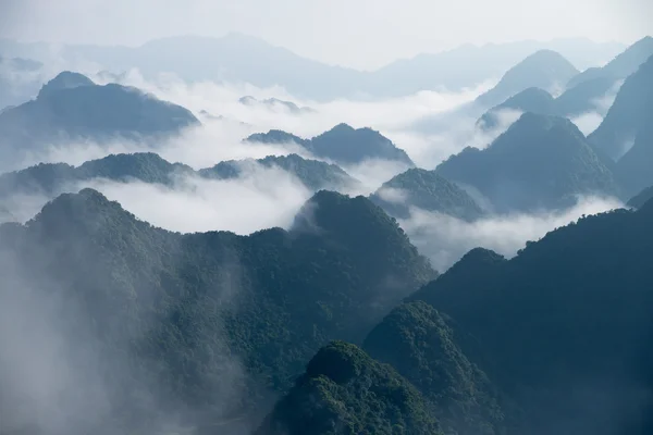 Μια θάλασσα από ομίχλη πάνω από τα βουνά — Φωτογραφία Αρχείου