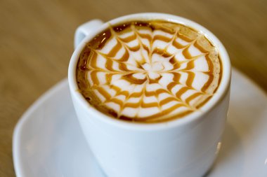 Sıcak karamel macchiato