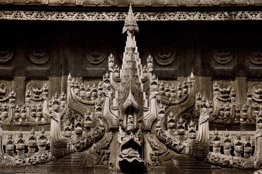 Shwenandaw Manastırı, teak ahşap oymalar