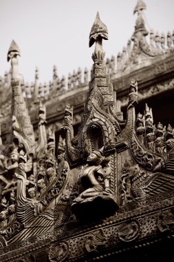 Shwenandaw Manastırı, teak ahşap oymalar