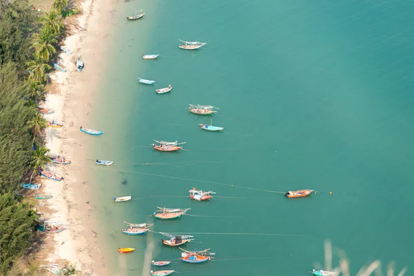 Plaża z łodzi rybackich — Zdjęcie stockowe
